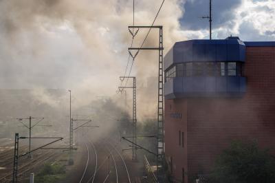 Stuttgart Vaihingen: Bei Dacharbeiten entzuendet sich Dachpappe